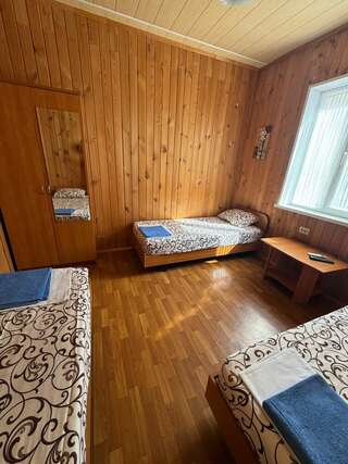 Гостиница Приветливый Геленджик Бюджетный трехместный номер-2