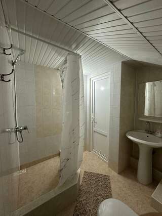 Гостиница Приветливый Геленджик Трехместный номер «Комфорт» с душем-3