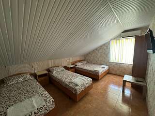 Гостиница Приветливый Геленджик Стандартный четырехместный номер-1