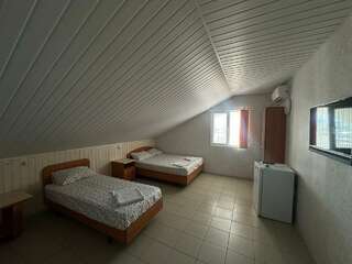 Гостиница Приветливый Геленджик Классический четырехместный номер-1