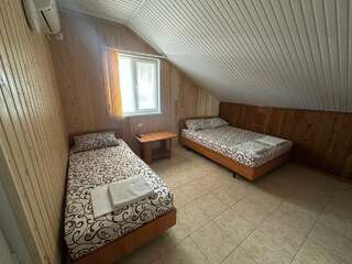 Гостиница Приветливый Геленджик Трехместный номер «Комфорт» с душем-1