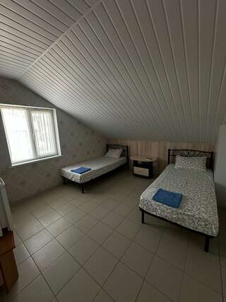 Гостиница Приветливый Геленджик Двухместный номер с 2 отдельными кроватями и окном-1