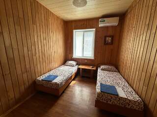 Гостиница Приветливый Геленджик Бюджетный двухместный номер с 2 отдельными кроватями-1